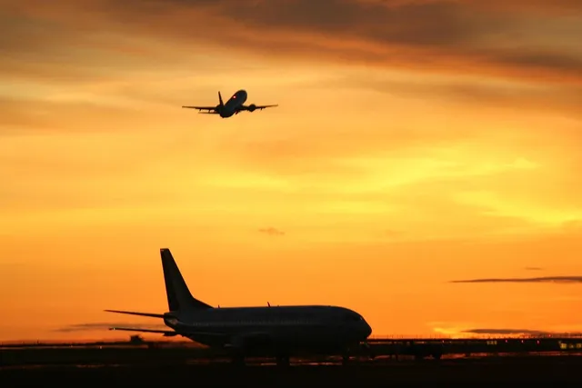 cadáver con etiqueta en el dedo del pie, hechos del avión