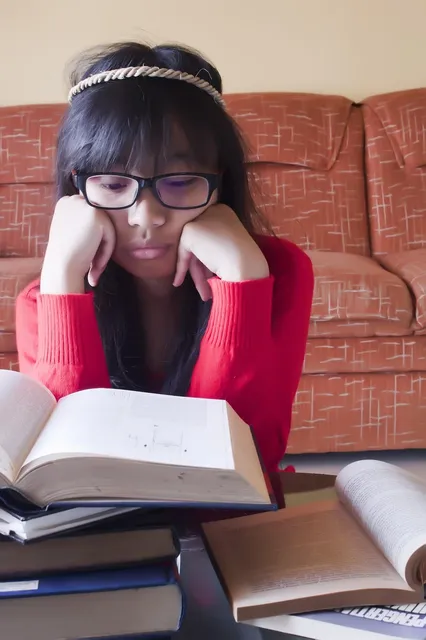 Mujer leyendo un libro electrónico