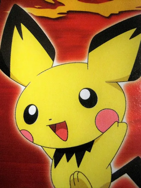 foto de producto de una variedad de tarjetas de juego de Dragon Ball Z y Pokémon.  Las tarjetas coleccionables de Pokémon son producidas por Nintendo. Las tarjetas Dragon Ball Z se basan en la serie de animación japonesa Dragon Ball creada por Akira Toriyama.  Las tarjetas Dragon Ball Z son producidas por Bird Studio/Shueisha y con licencia de Funimation.