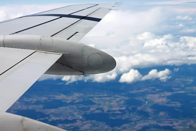 acidez estomacal o dolor en el pecho para un hombre que se agarra el pecho, hechos del avión