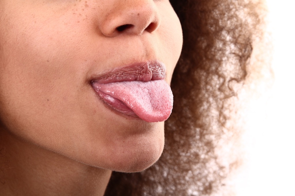 mujer sacando la lengua