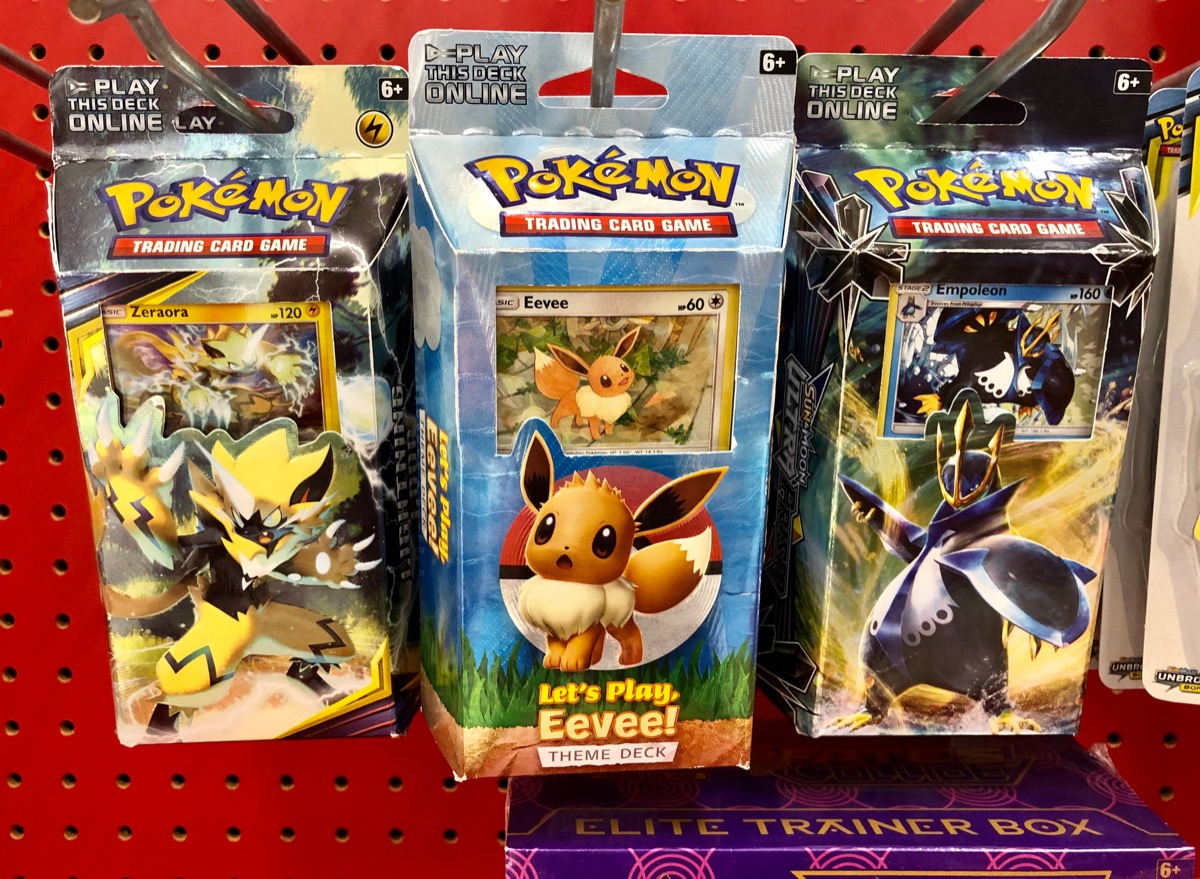 Cartas coleccionables de Pokémon en un estante dentro de Target.