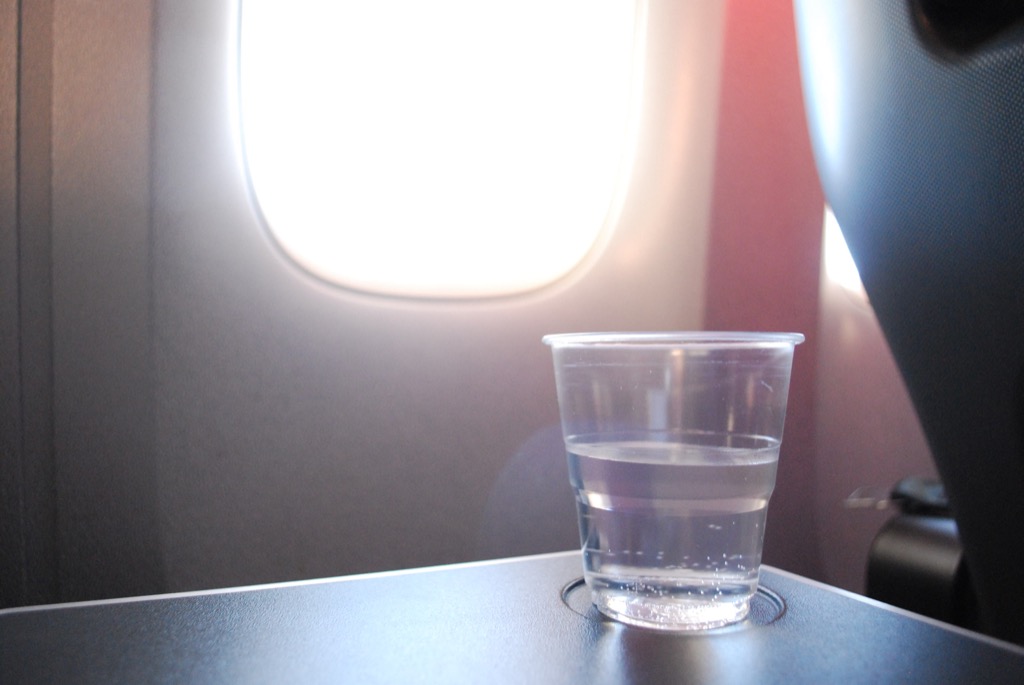 agua potable en viajes de negocios en avión