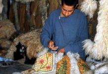 Ensayo del viernes: como los abrigos ‘afganos’ se fueron de Kabul al mundo de la moda y se convirtieron en un imprescindible hippie