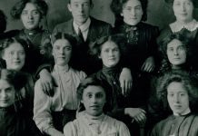 Cómo la blusa humilde consiguió que las mujeres trabajaran y revolucionó la industria manufacturera de una ciudad en el proceso