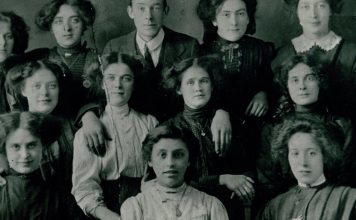 Cómo la blusa humilde consiguió que las mujeres trabajaran y revolucionó la industria manufacturera de una ciudad en el proceso